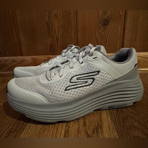 Skechers Max Cushioning Endeavour™ Shoes – Gray – Men’s Size 8 – Great Condition